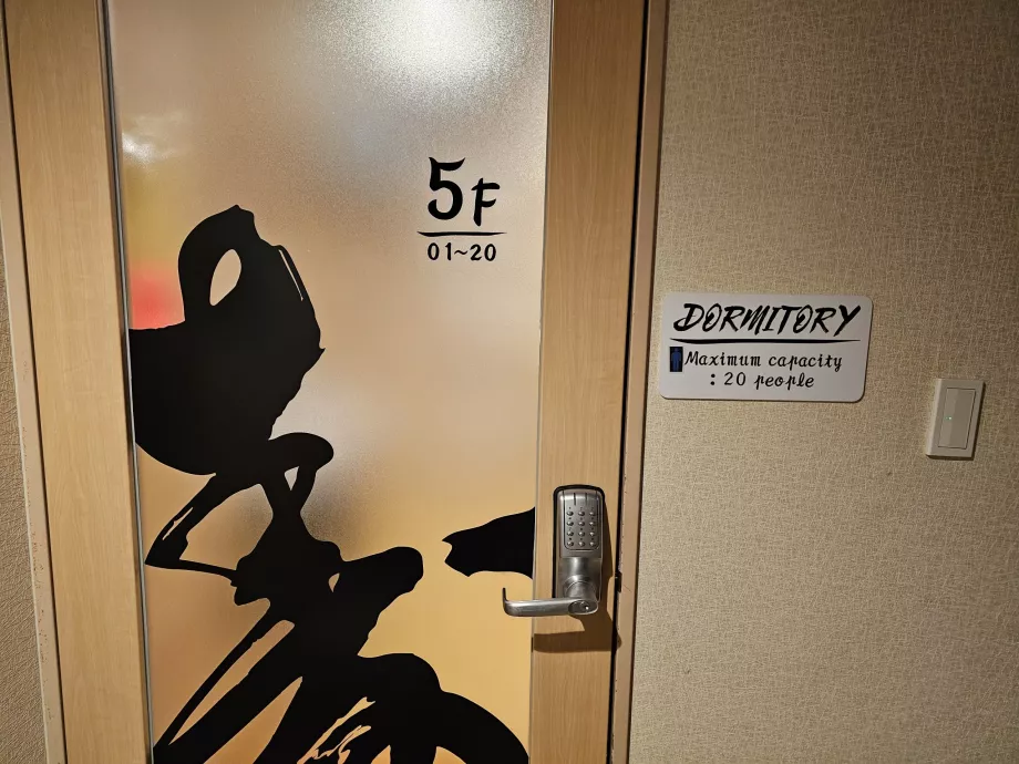 Užšifruotos durys į bendrąjį kambarį 5 aukšte