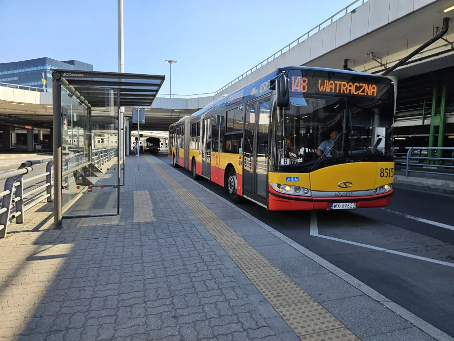 148 autobuso linija priešais atvykimo salę
