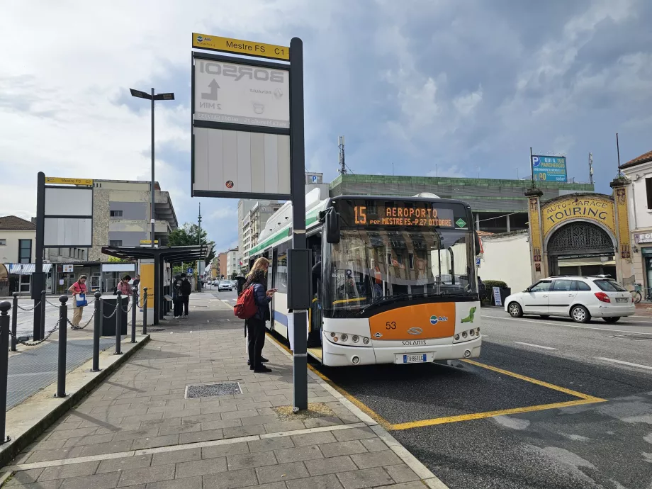 15 autobusų stotelė į oro uostą priešais Mestrės stotį