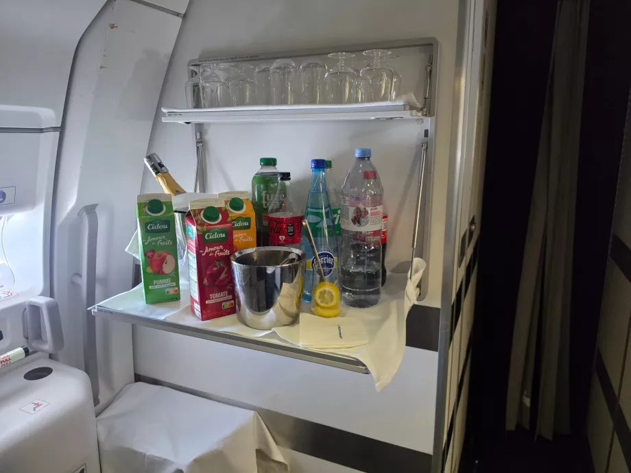 Skrydžio metu virtuvėlėje siūlomi gėrimai