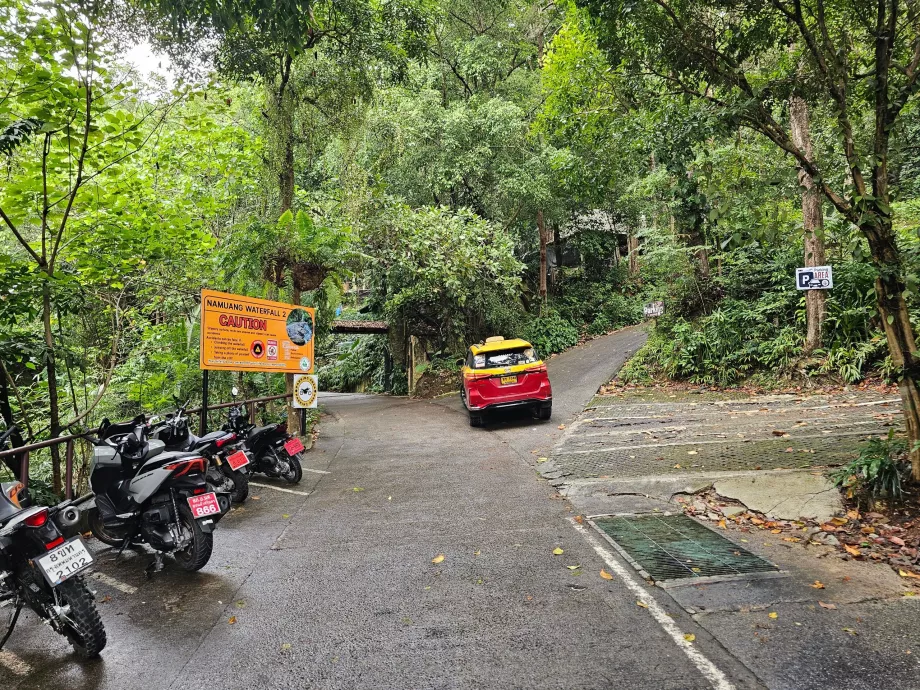 Automobilių ir motorolerių stovėjimo aikštelė