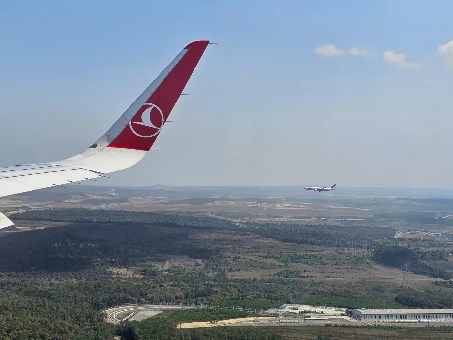 "Turkish Airlines" lygiagretus nusileidimas