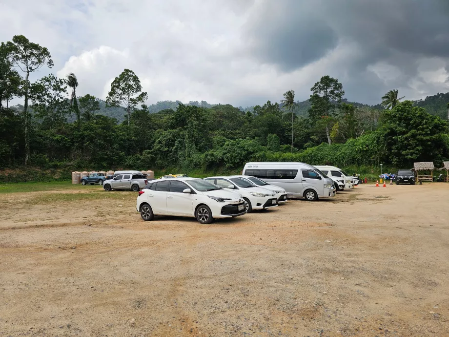 Automobilių stovėjimo aikštelė po perdangos akmenimis