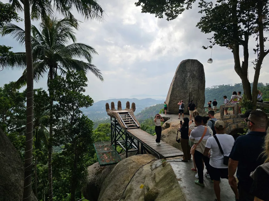 Persidengimas ir eilė fotografuotis prie "Overlap Stone 2