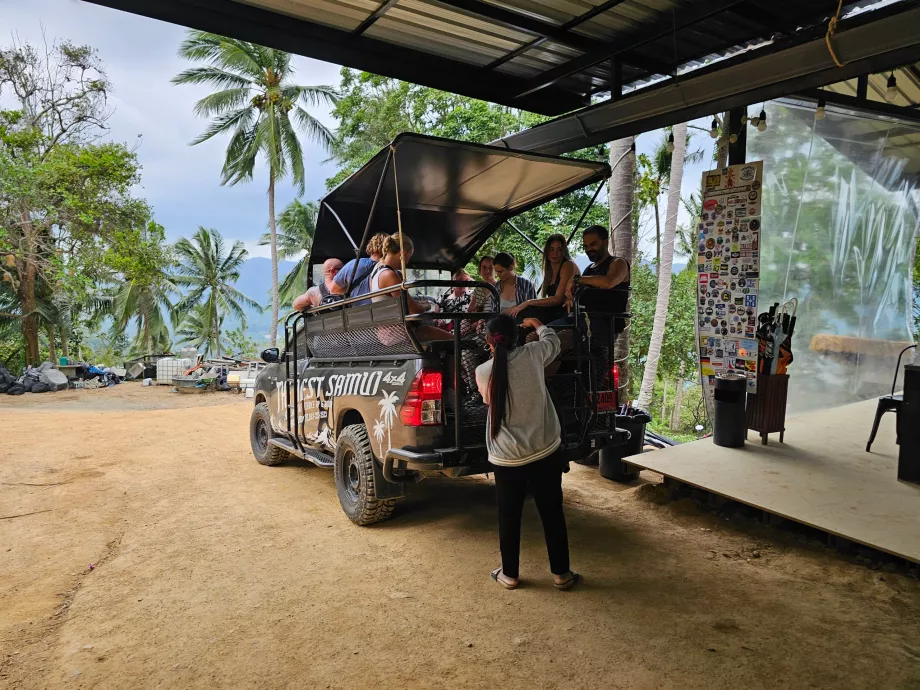 Transporto džipai į Overlap Stone 2