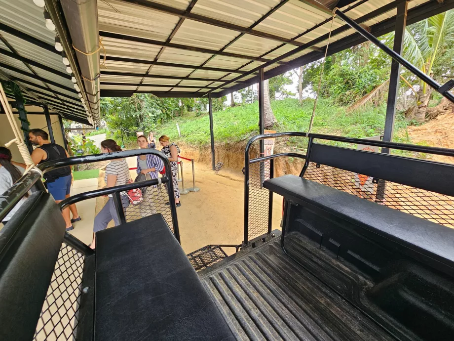 Transporto džipai į Overlap Stone 2