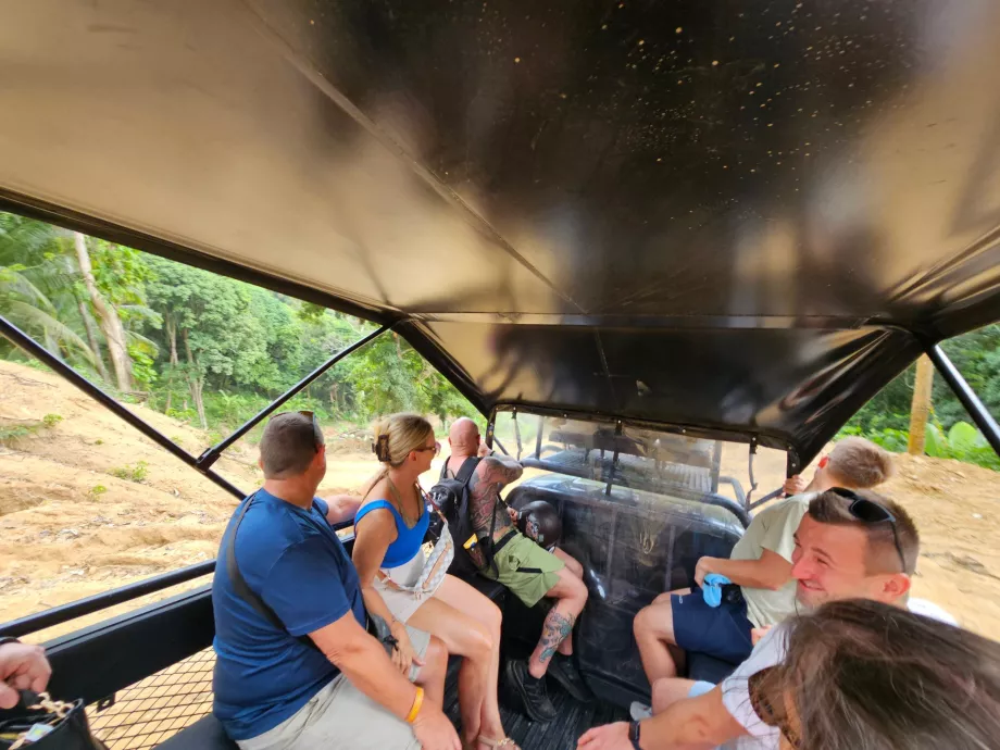 Transporto džipai į Overlap Stone 2