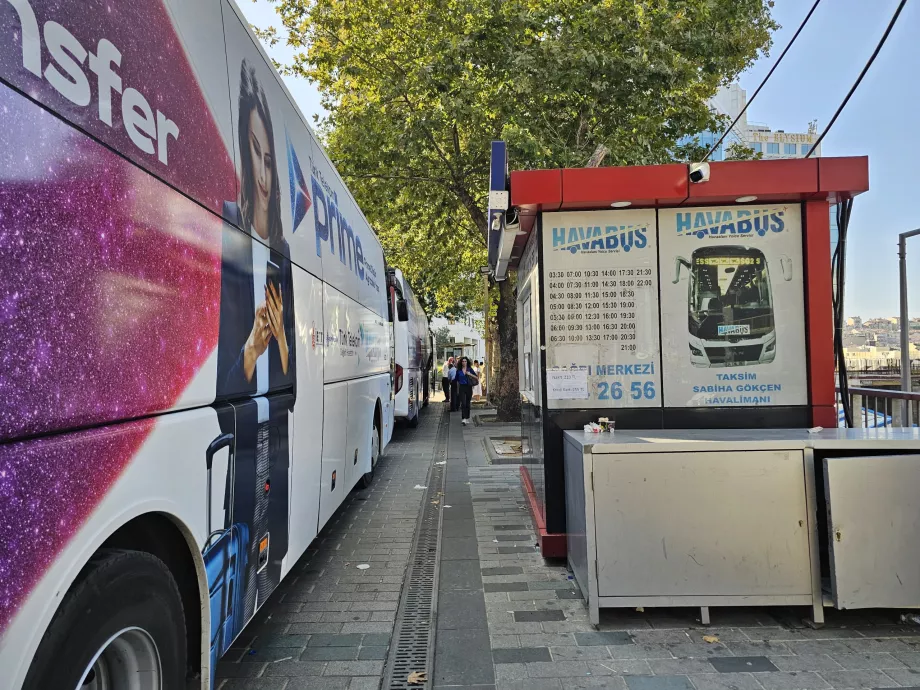 Autobusų stotelė prie Taksimo aikštės