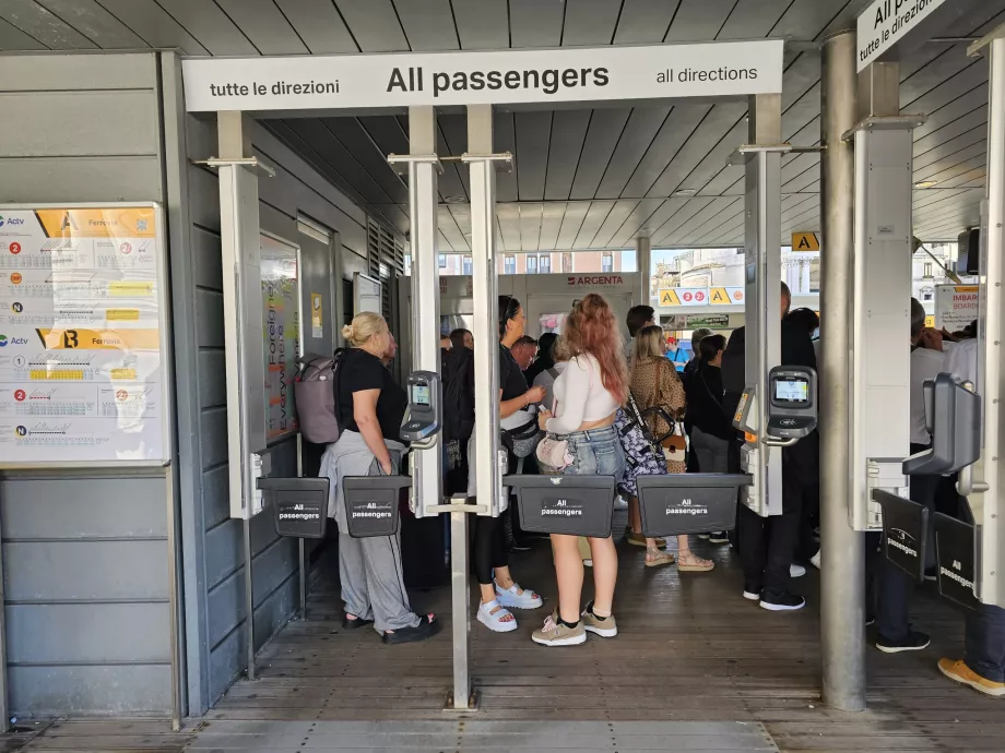Turniketai prie įėjimo į doką priešais stotį