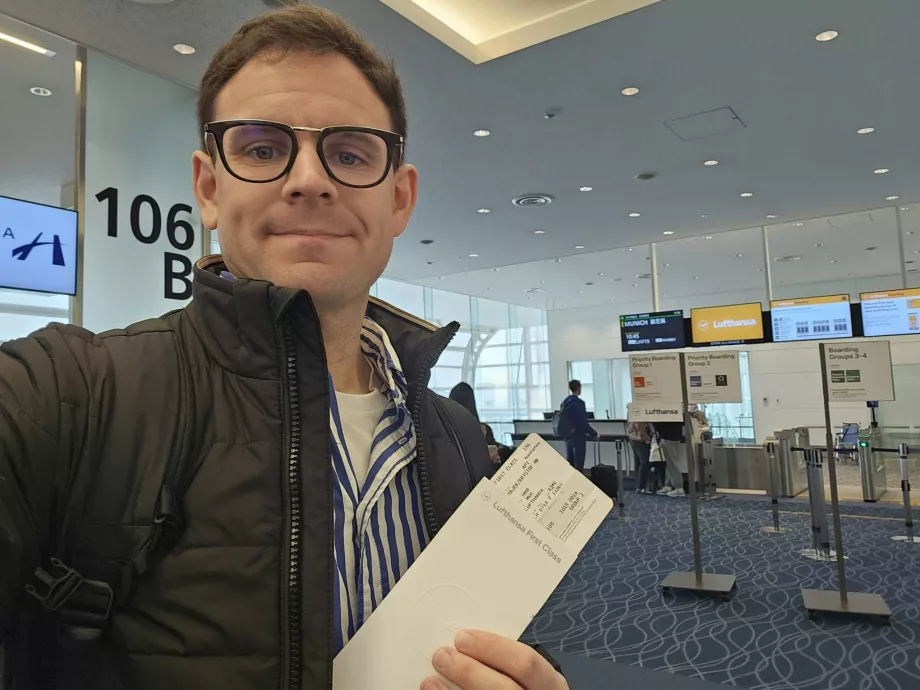 Aš su pirmos klasės įlaipinimo kortele