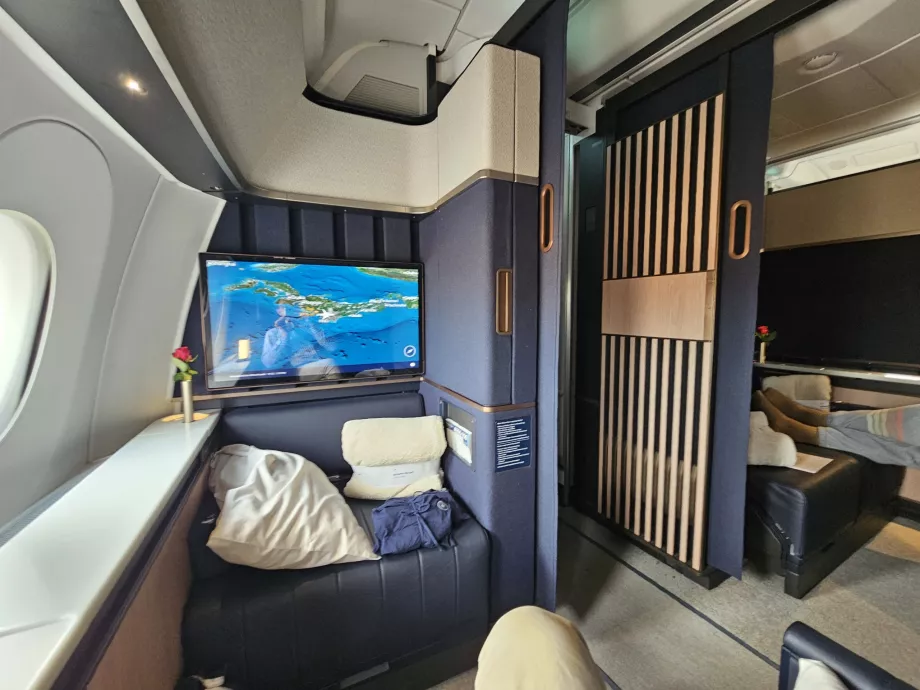 Vaizdas į alėją ir gretimą dvivietį numerį 1D/1E - atidarytos durys