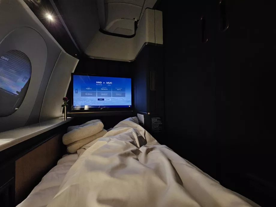 Sofa, išskleista į lovą