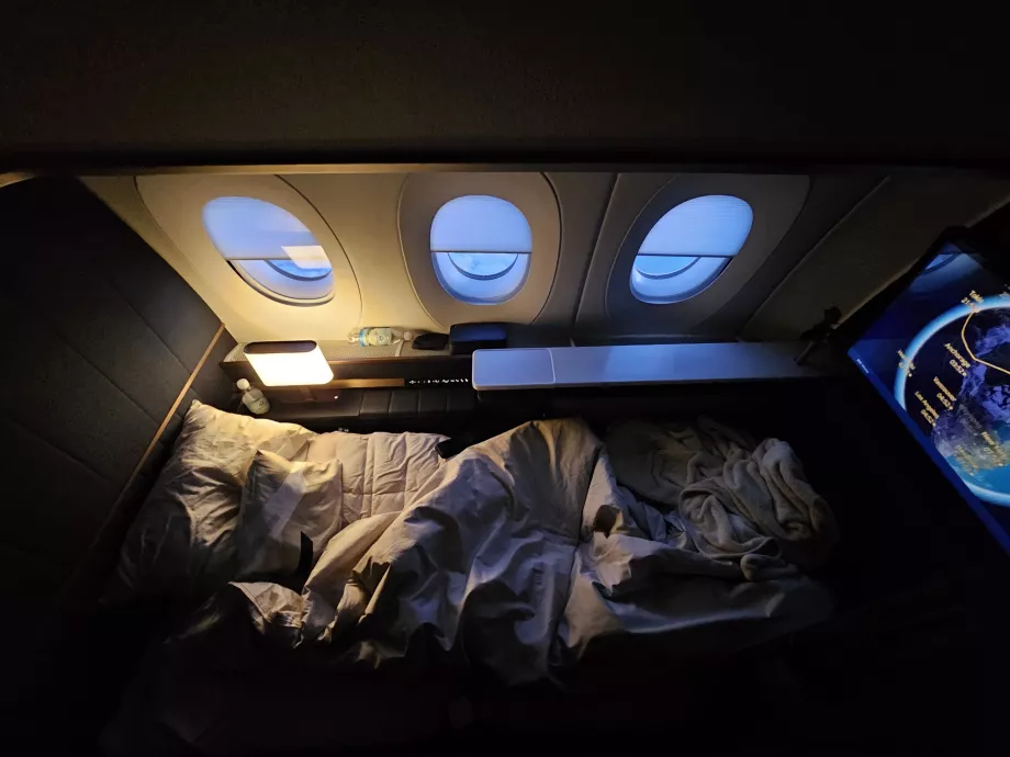 Išskleidžiama sofa ant lovos