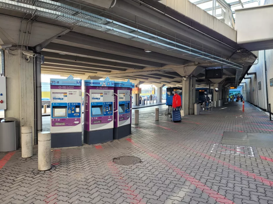 Viešojo transporto bilietų automatai priešais terminalą