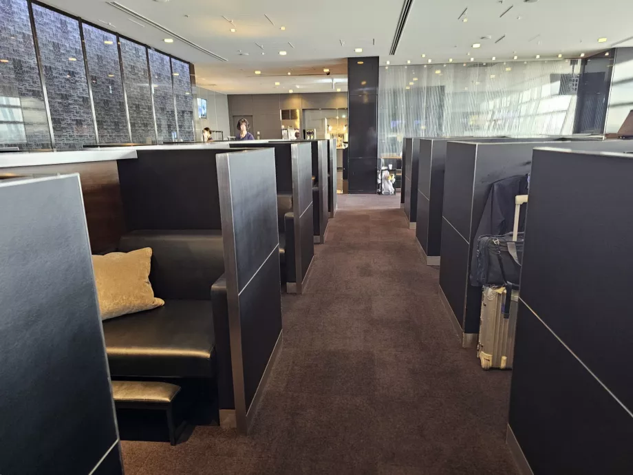 Sėdynės, imituojančios ANA pirmosios klasės sėdynes