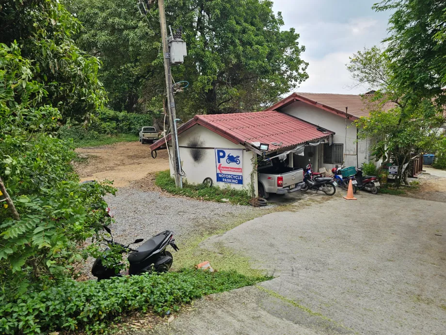 Coral Cove paplūdimys, motorolerių stovėjimo aikštelė