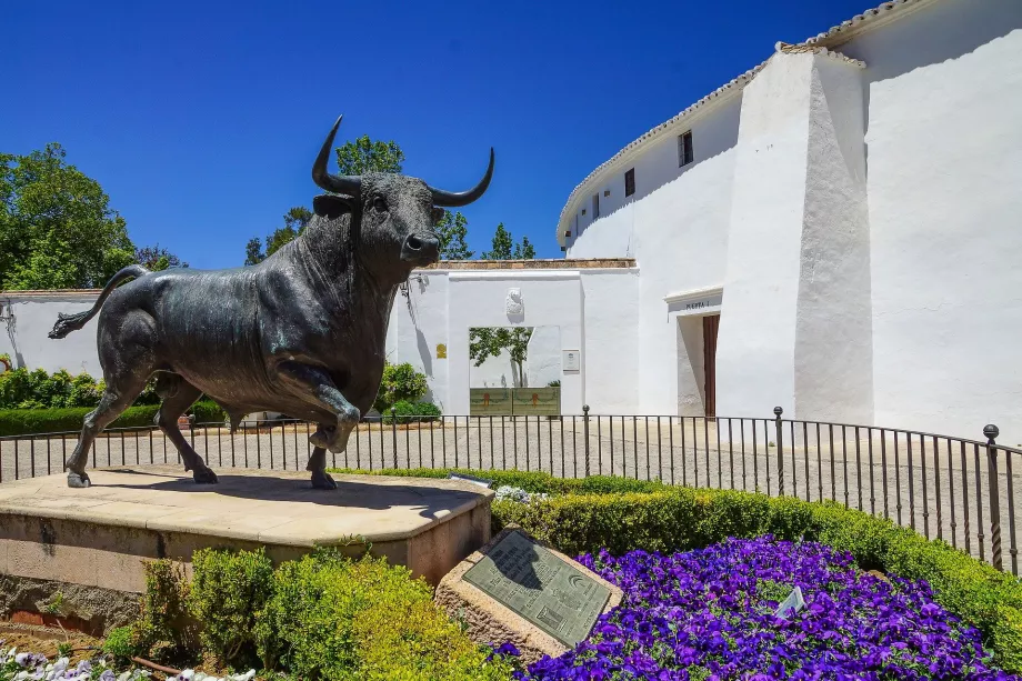 Bulo statula priešais „Plaza de Toros“