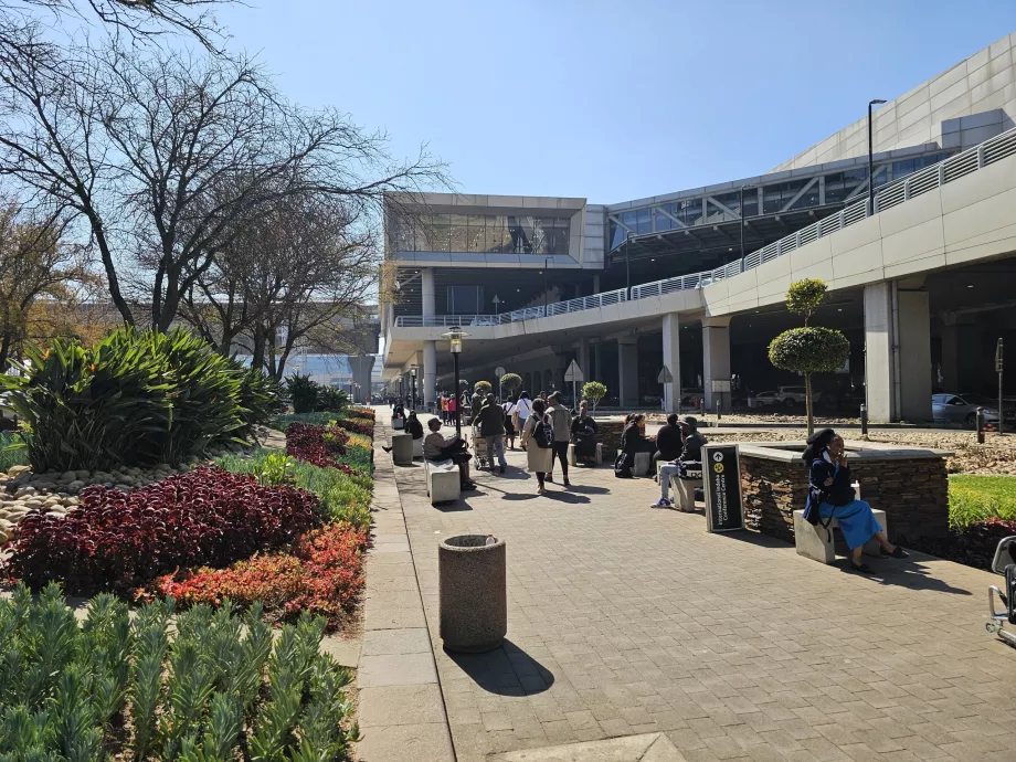 Statykite automobilį priešais terminalą