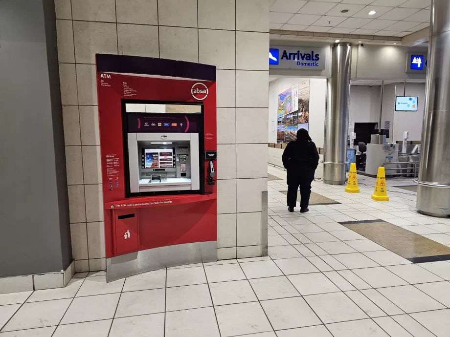 Bankomatas atvykimo salėje