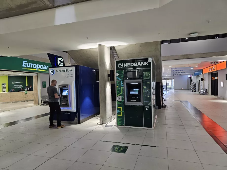 Bankomatai garažo pastate
