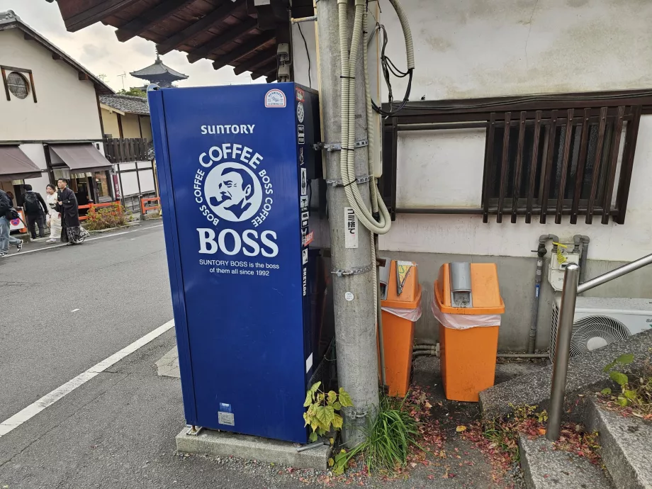 Plastikinių butelių talpykla prie gėrimų dalytuvo