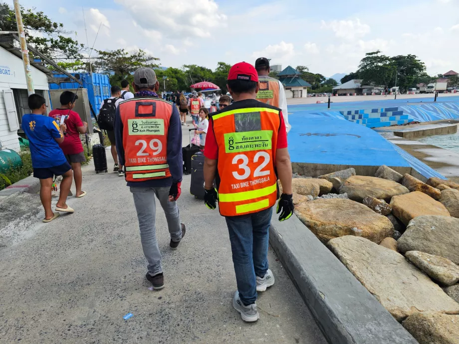 Taksi dviratis, vairuotojai laukia prie prieplaukos