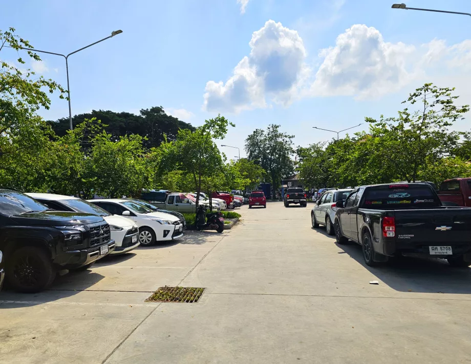 Automobilių stovėjimo aikštelė prieplaukoje, išsinuomoto automobilio paėmimas