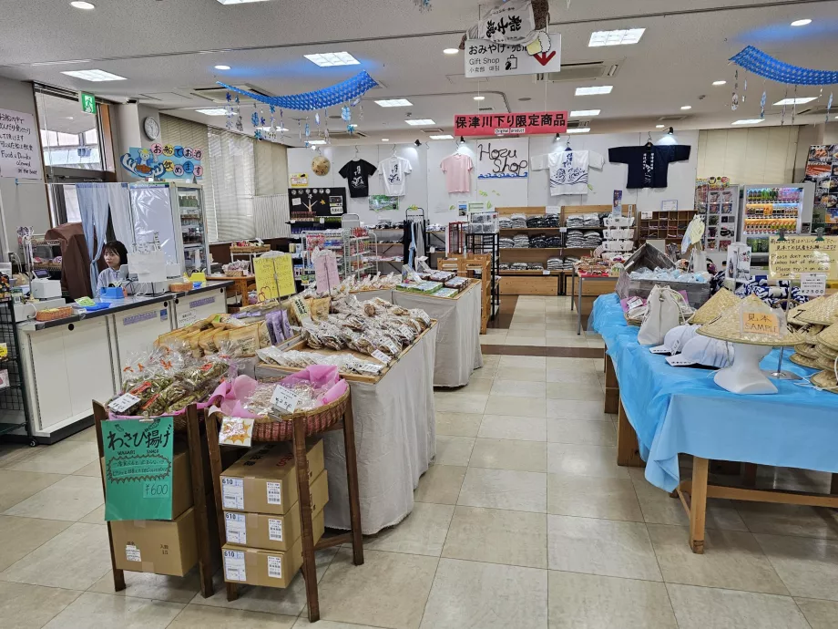 Suvenyrų parduotuvė prieplaukoje