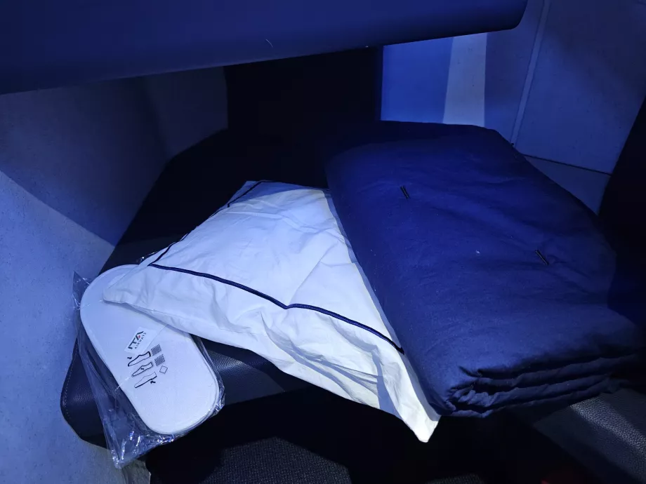 Pagalvė, antklodė ir šlepetės