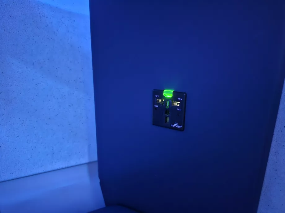 Elektroninės įrangos įkrovimo lizdas