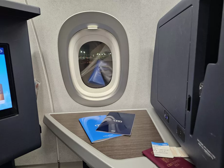 Stalas ir uždara laikymo vieta su veidrodžiu