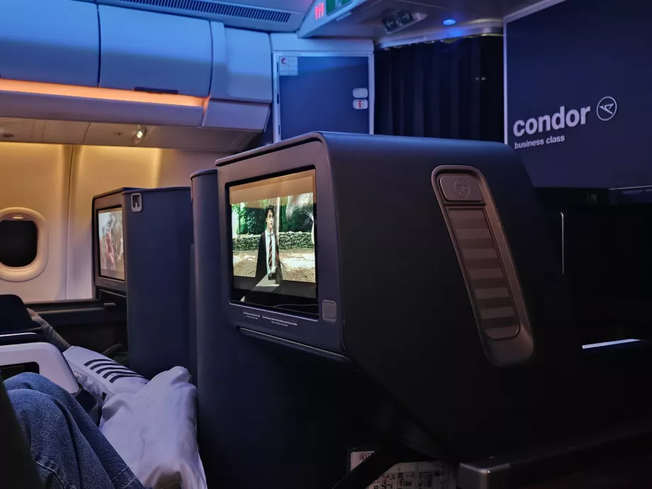 Verslo klasės salonas prieš vakarienę