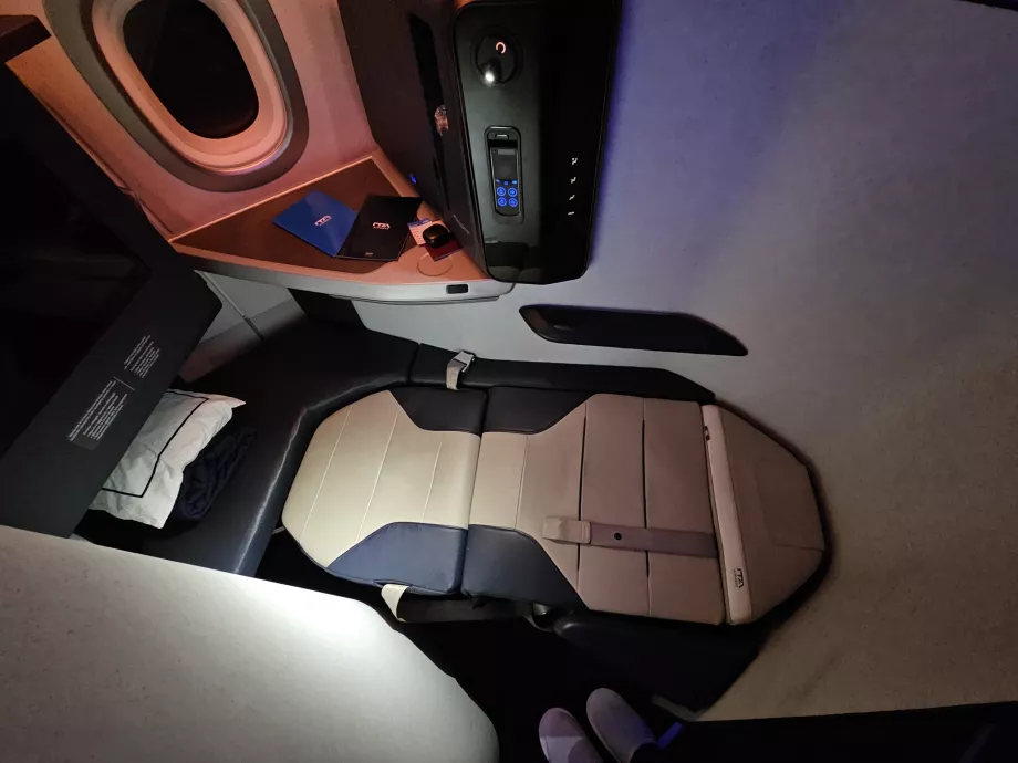 Sofa, išskleista į lovą