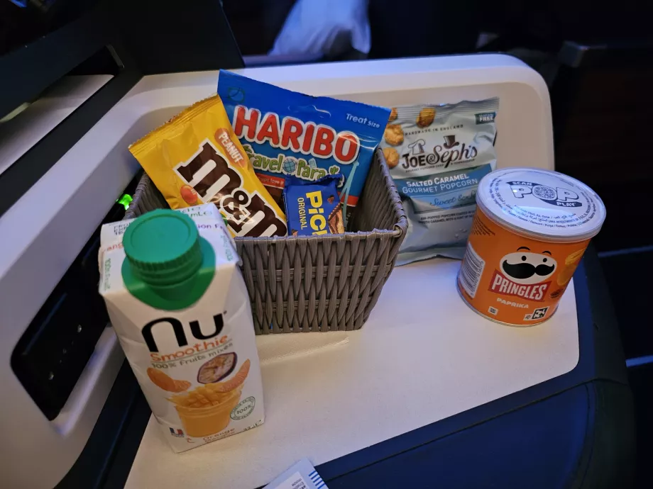 Krepšelis su saldumynais ir "Pringles