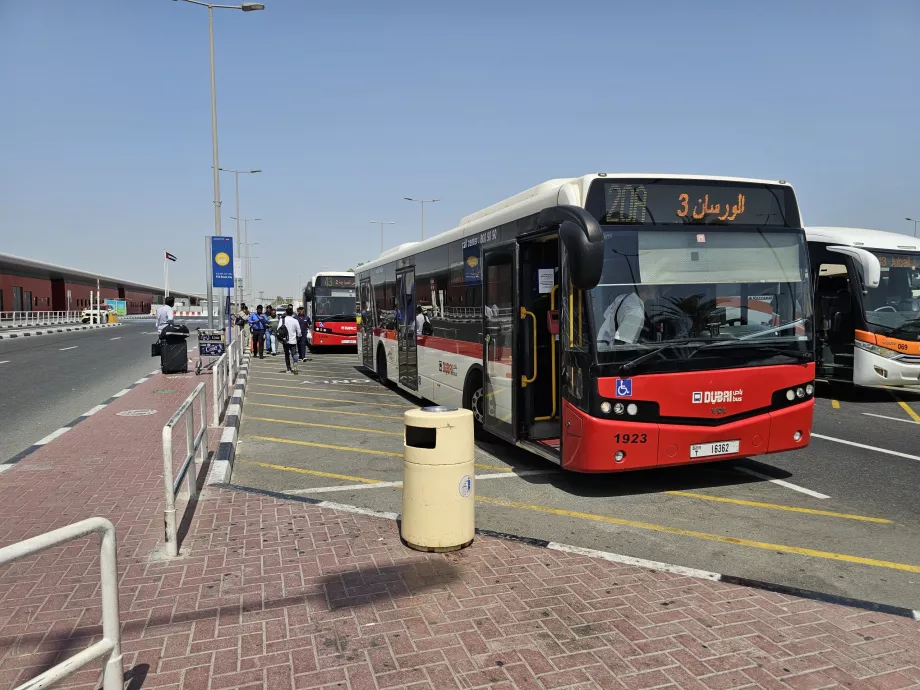 Autobusų stotelė priešais 2 terminalą
