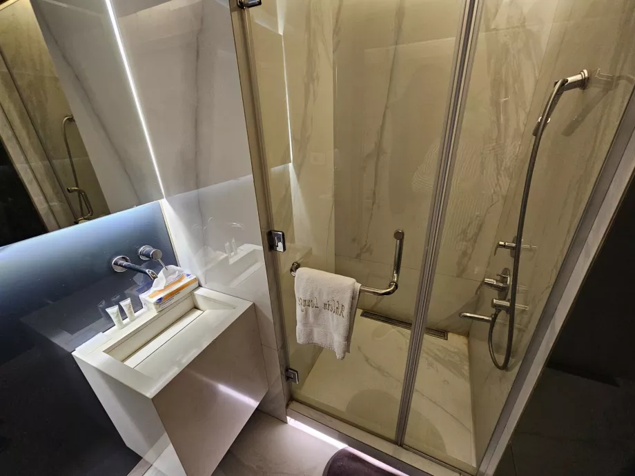 "Ahlein Lounge", dušas