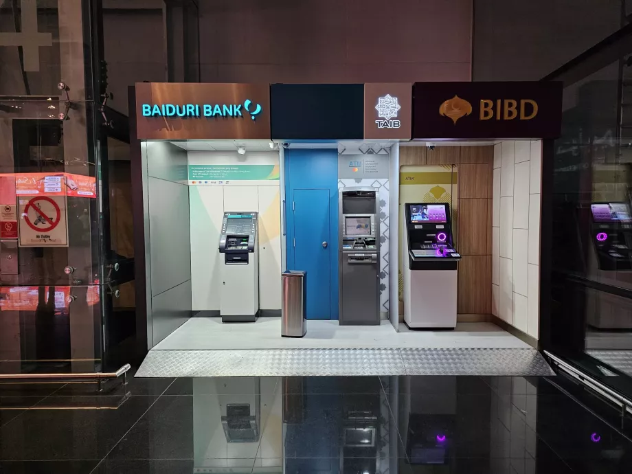 Bankomatai atvykimo salėje
