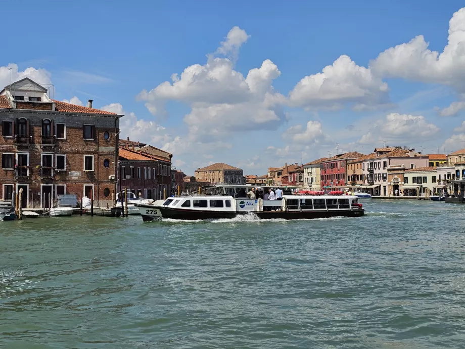 Vaporetto Murano mieste