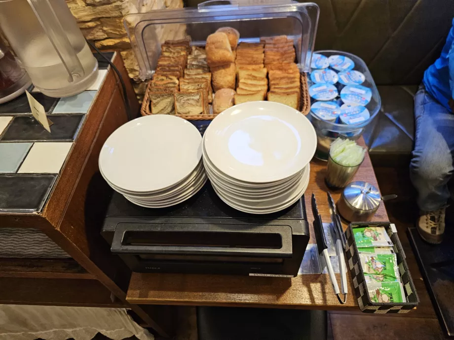 Pusryčiai - pyragaičiai ir jogurtas