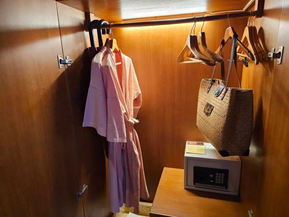 Vonios chalatai ir seifas