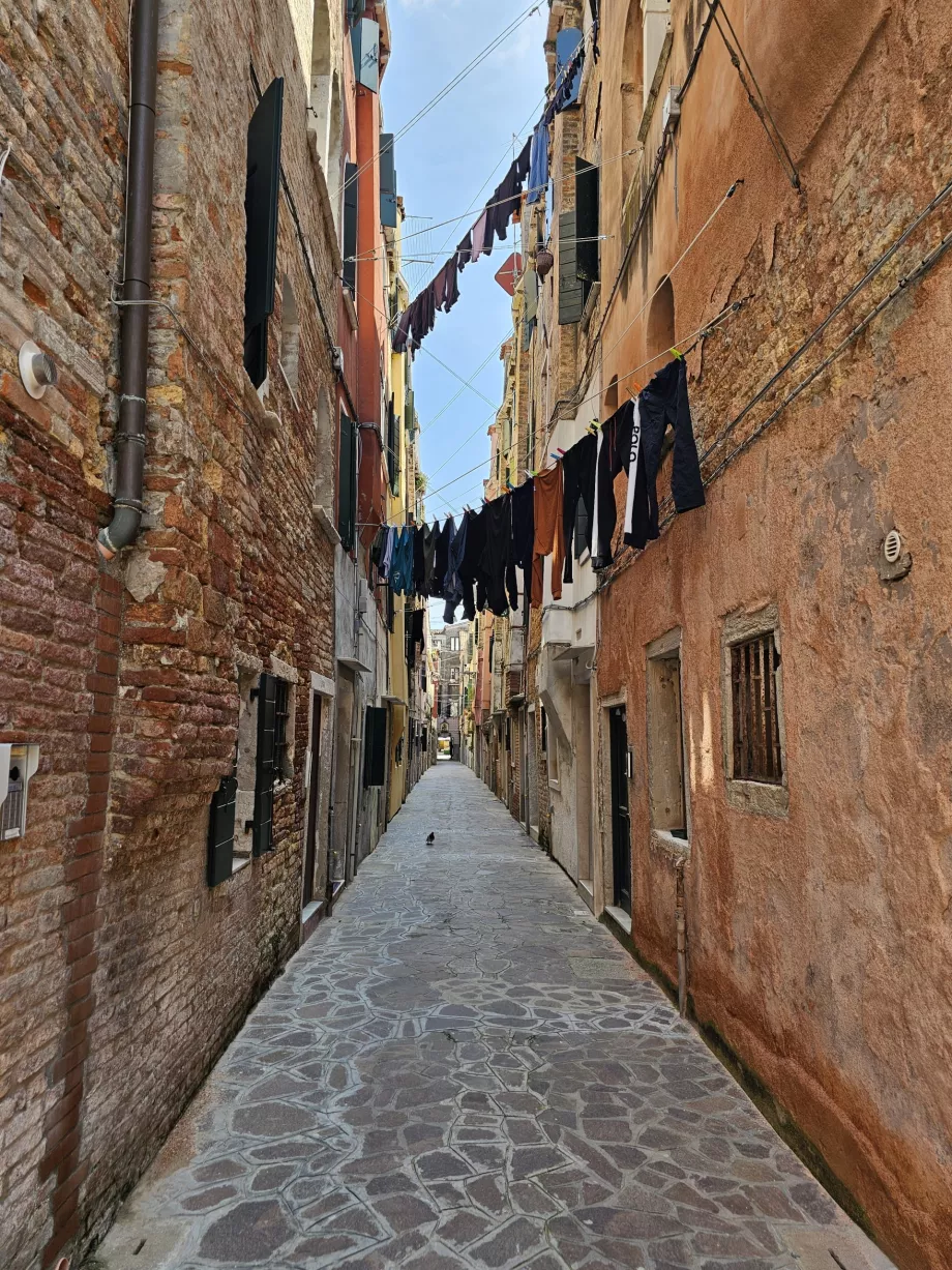 Drabužių kabinimas Venecijos gatvėse