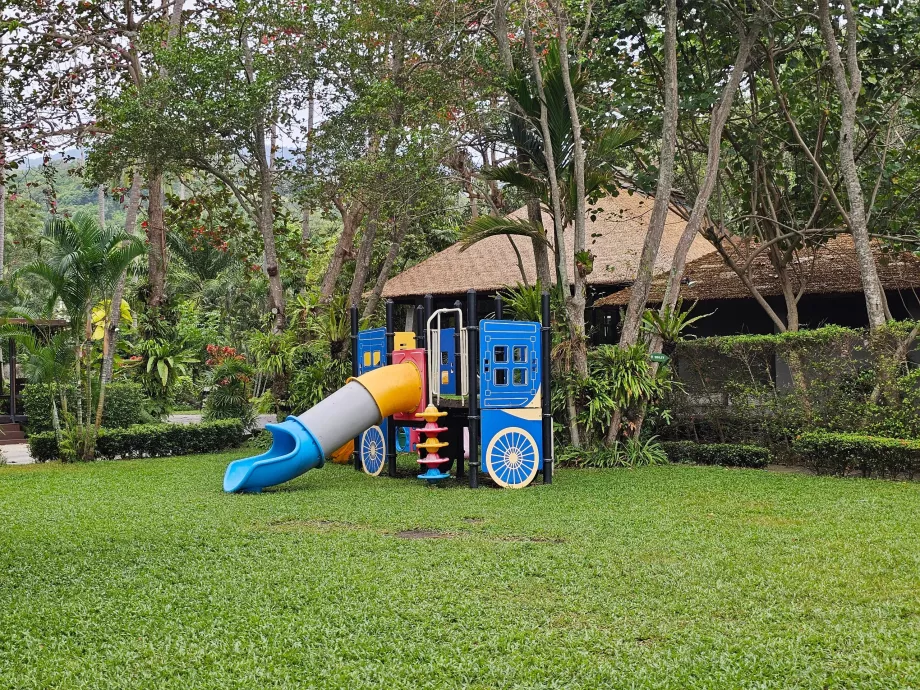 Nedidelė vaikų žaidimų aikštelė