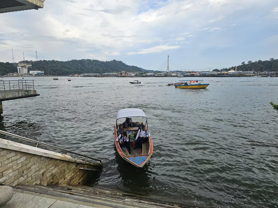 Keltas į Kampong Ayer