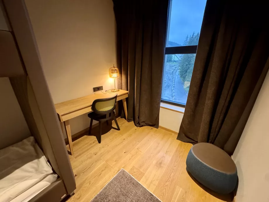 Stalas vaikų kambaryje