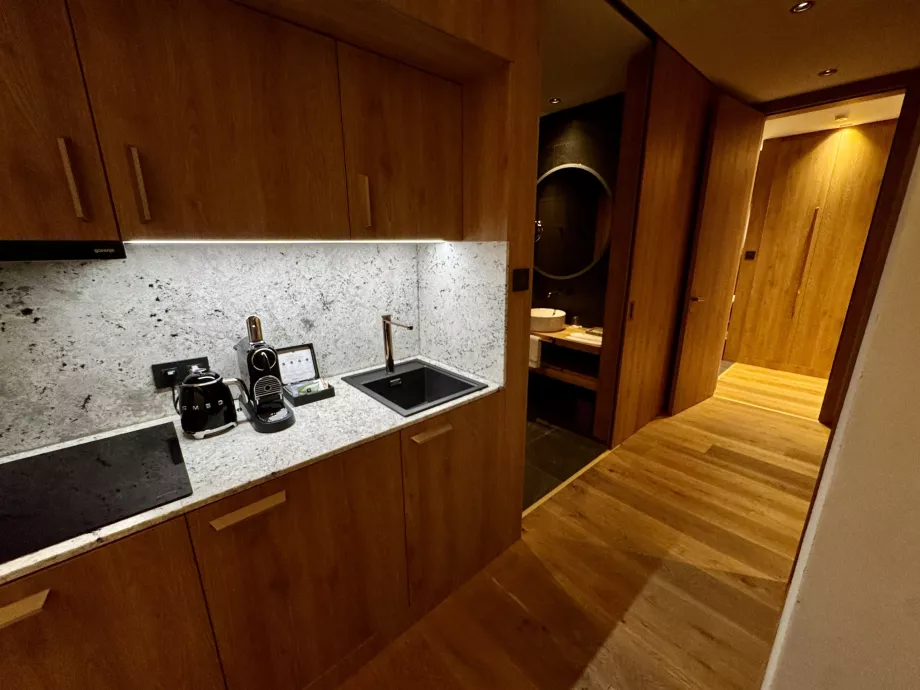 Virtuvė, koridorius, vonios kambariai ir kambariai