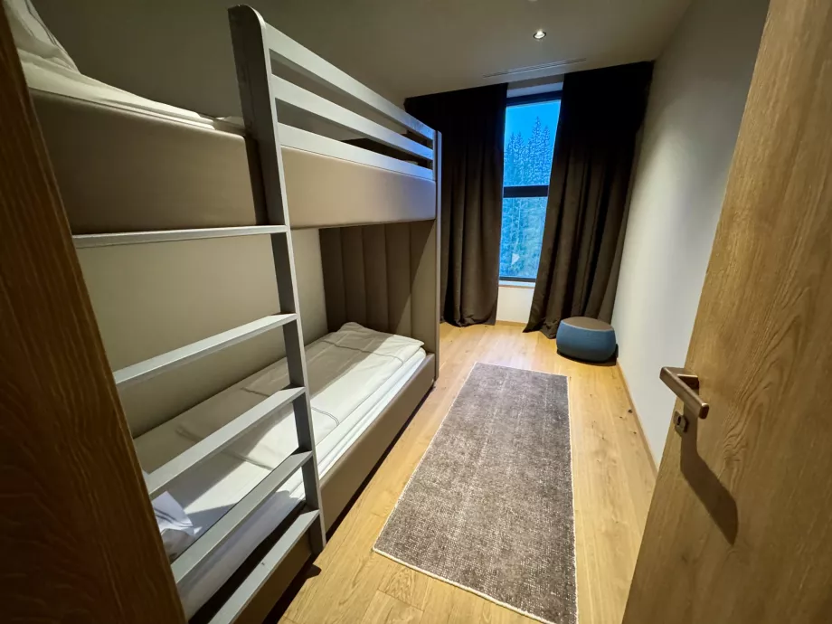 Vaikų kambarys su dviaukšte lova