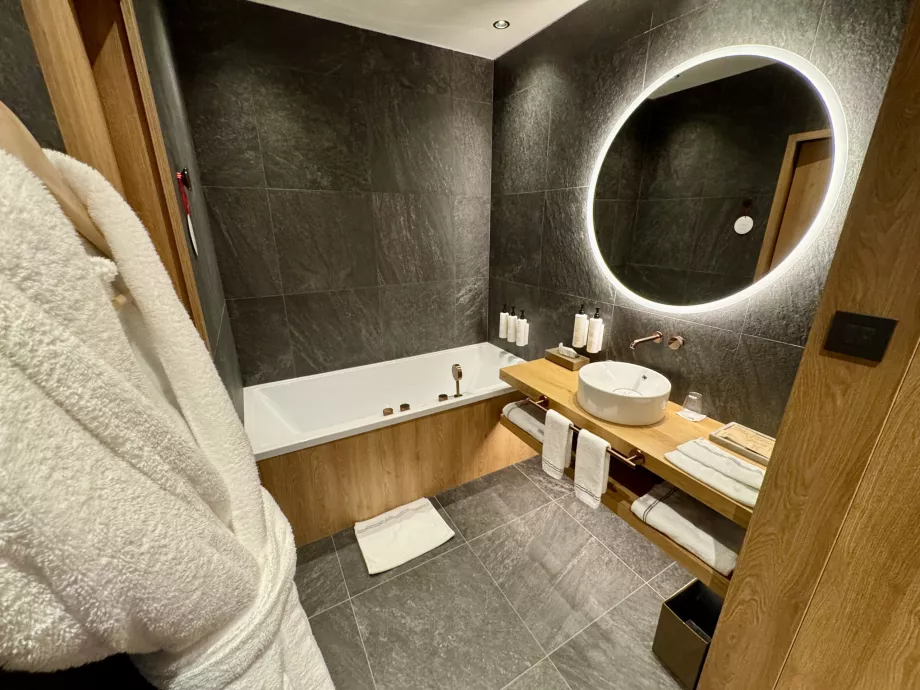 Antrasis vonios kambarys su vonia