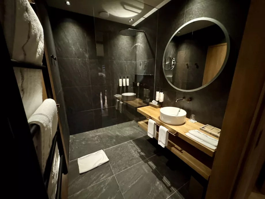 Pirmasis vonios kambarys su dušu