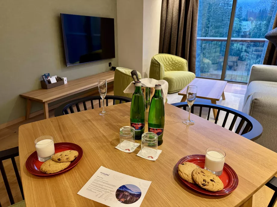 Valgomasis stalas su sveikinimo pienu ir sausainiais