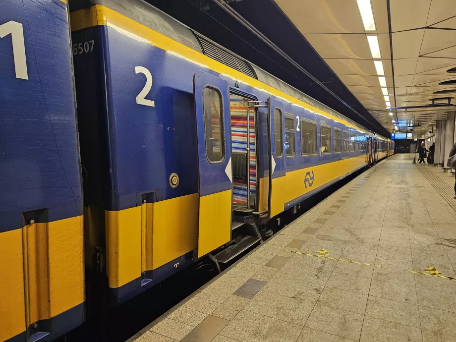 Traukinys "Schiphol Airport" stotyje